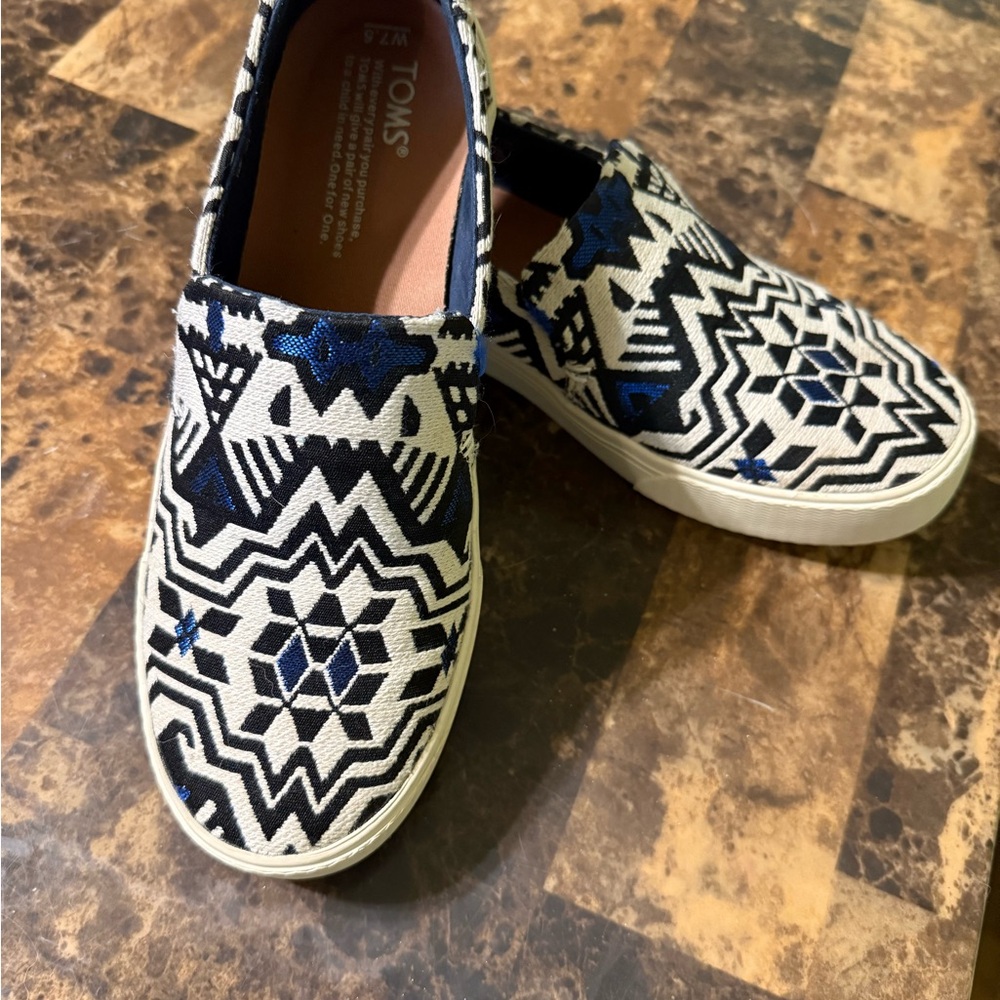 Toms Navy and White Geometric Slip-Ons